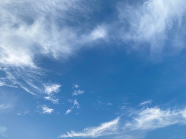 Cielo azul y fondo de nubes blancas