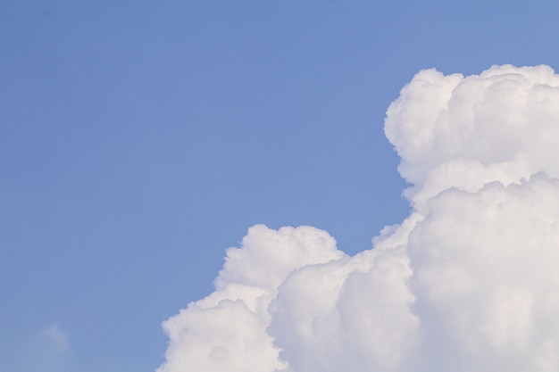 Cielo azul y fondo de nubes blancas.