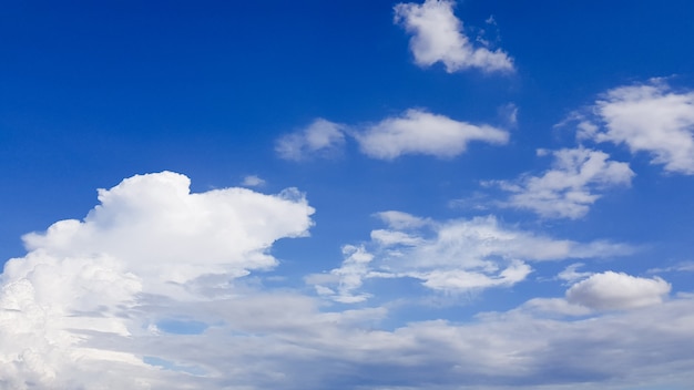 Cielo azul con fondo de nubes blancas.