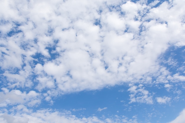 Cielo azul y fondo de nubes blancas