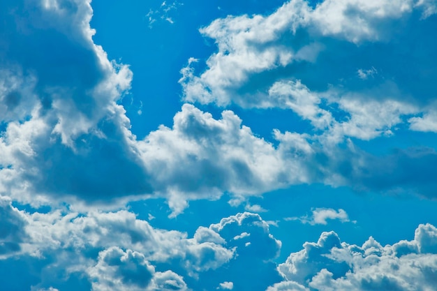 Cielo azul con fondo de nubes cúmulos. Concepto naturaleza y fondos meteorológicos, atmósfera