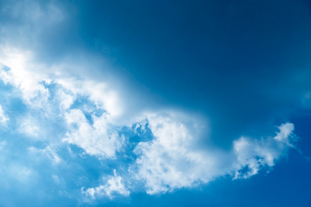 Cielo azul con fondo de nubes con espacio de copia