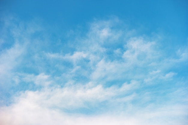 Foto cielo azul con fondo de nubes para el fondo de la naturaleza.