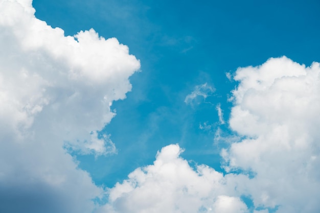 Cielo azul con fondo de nubes horario de verano hermoso cielo