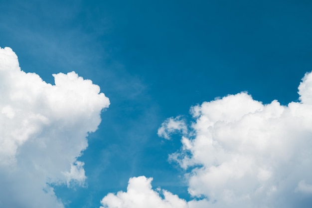 Cielo azul con fondo de nubes horario de verano hermoso cielo