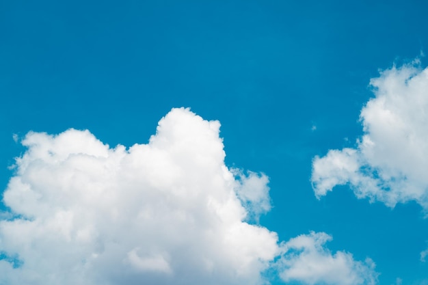 Cielo azul con fondo de nubes horario de verano hermoso cielo