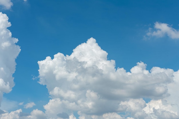 Cielo azul con fondo de nubes horario de verano hermoso cielo