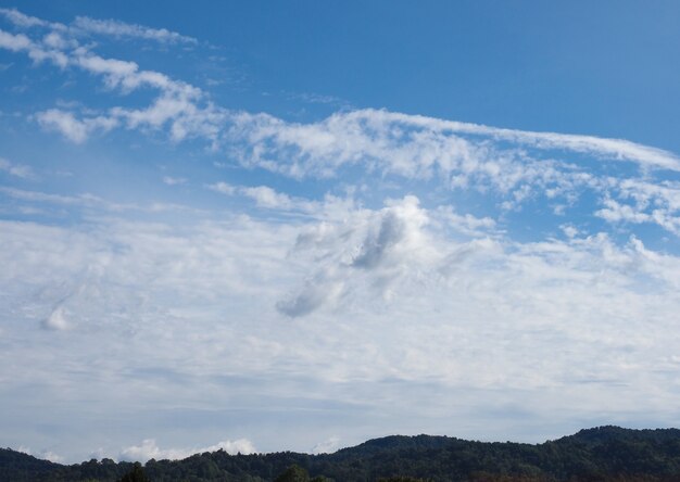 Cielo azul con fondo de nubes, con horizonte de colinas
