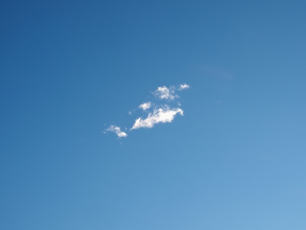 Cielo azul con un fondo de nubes pequeñas