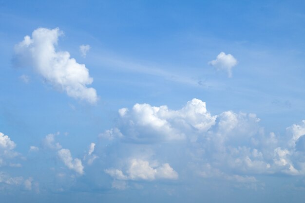 El cielo azul con fondo de nubes tiene espacio para poner texto o producto