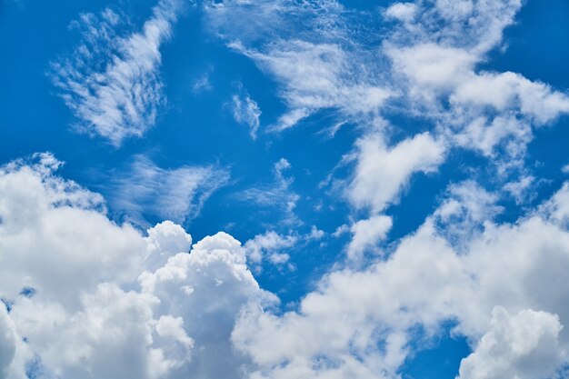 Cielo azul con fondo de nubes