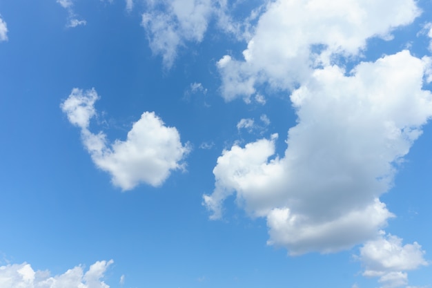 Cielo azul con fondo de nubes