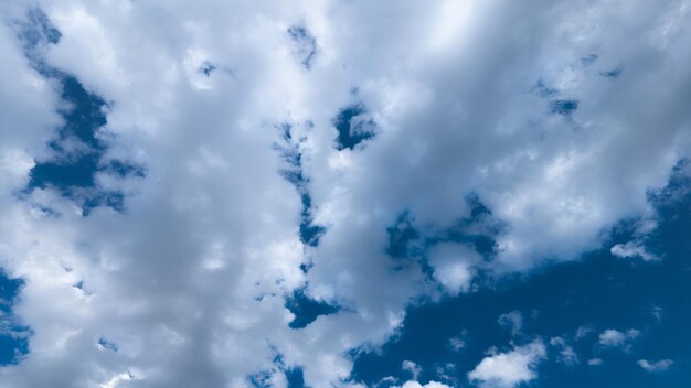 Cielo azul y fondo de nubes