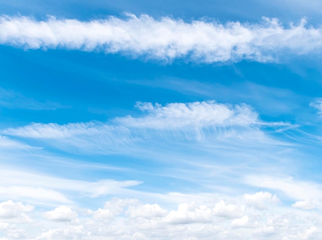 cielo azul con fondo de nubes