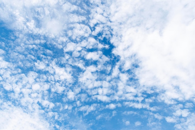 cielo azul con fondo de nubes