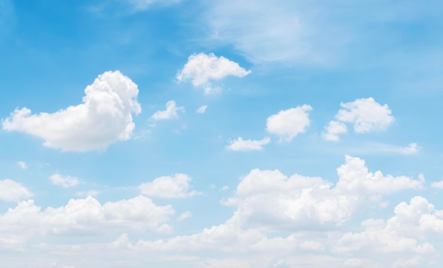 cielo azul con fondo de nubes