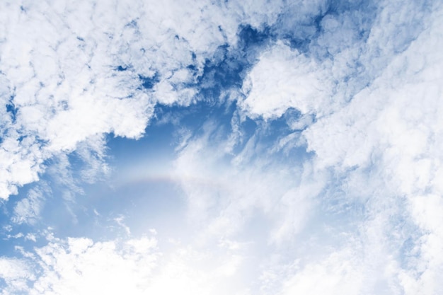 Cielo azul con fondo de nubes