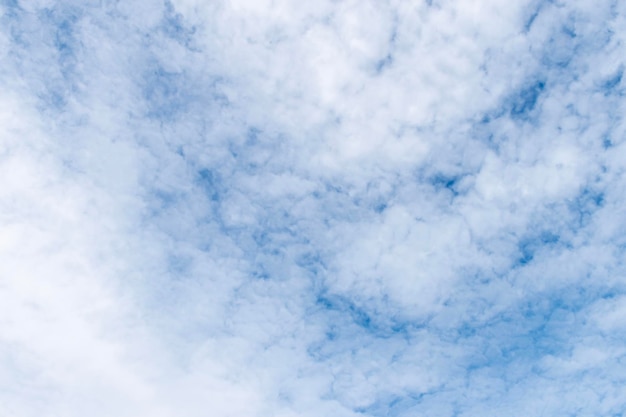 Cielo azul con fondo de nubes