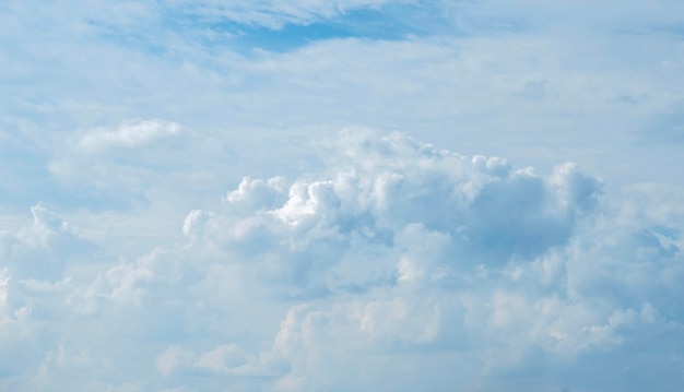 Cielo azul con fondo de nubes