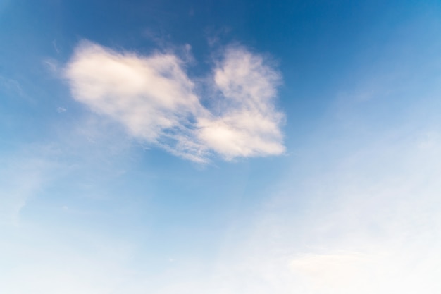 cielo azul con fondo de nubes