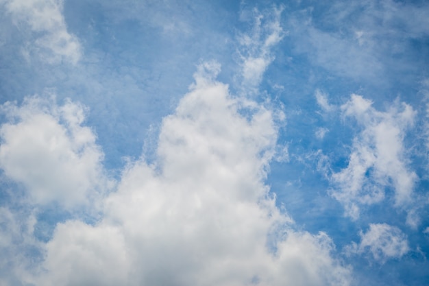 Cielo azul con fondo de nubes