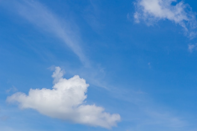 Cielo azul con fondo de nubes