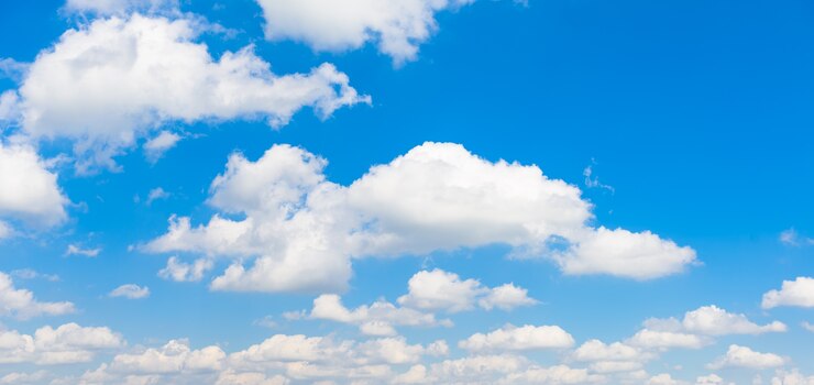cielo azul con fondo de nubes