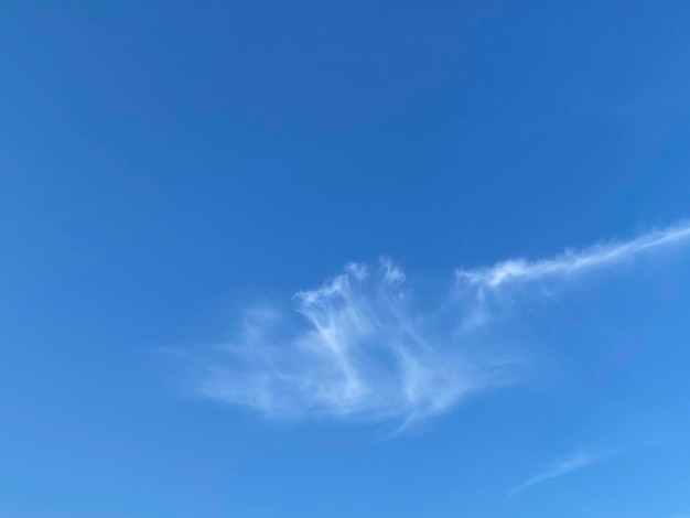 Cielo azul con fondo de nubes