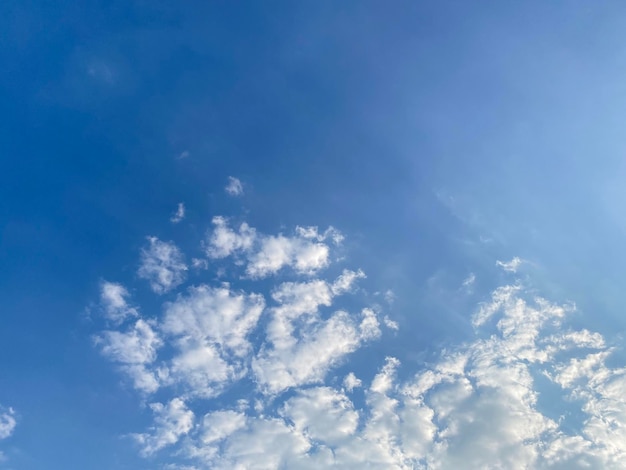 Cielo azul con fondo de nubes