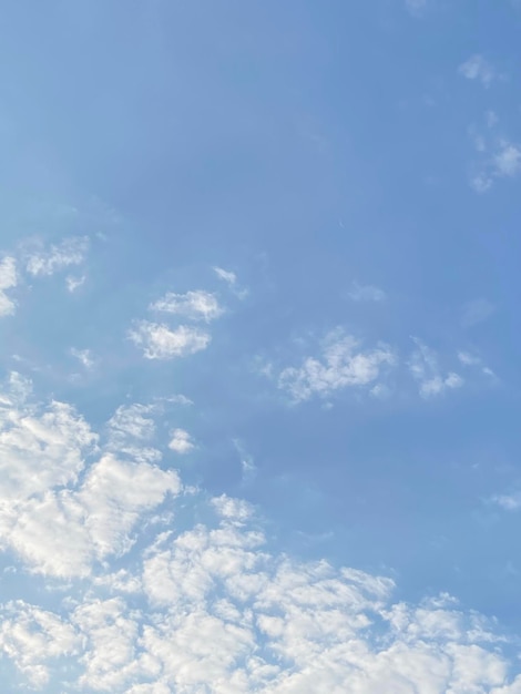 Cielo azul con fondo de nubes