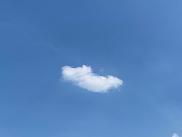 Cielo azul con fondo de nubes