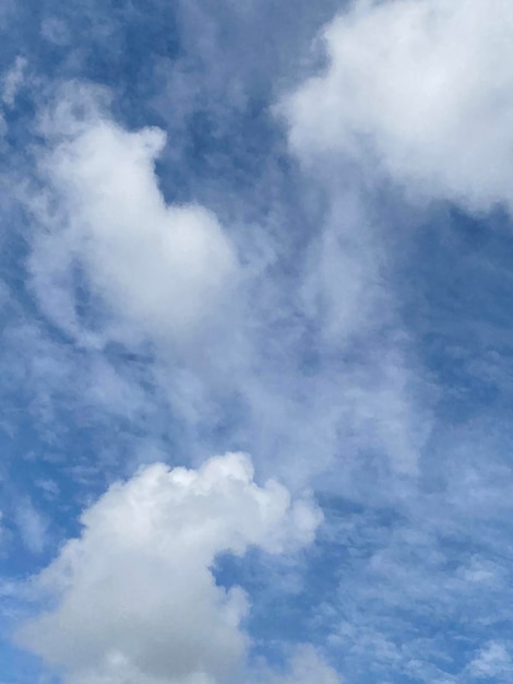 Cielo azul con fondo de nubes