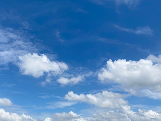 Cielo azul con fondo de nubes