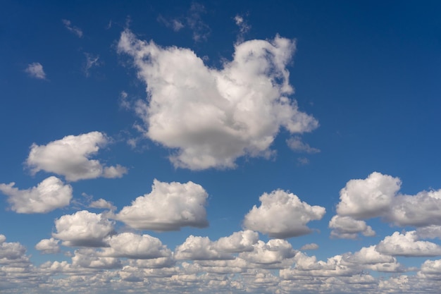 Cielo azul y fondo de nubes