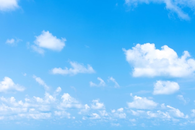 Cielo azul con fondo de nubes