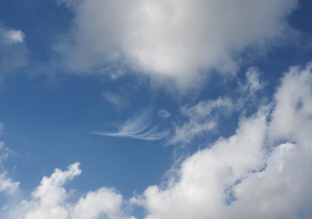 Cielo azul con fondo de nubes