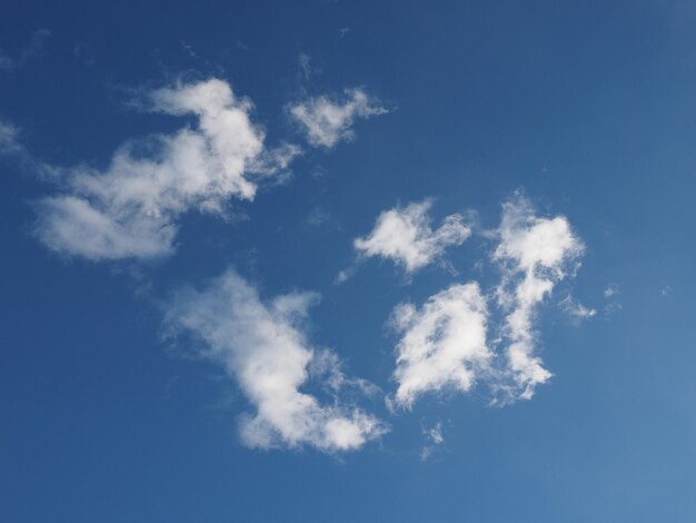 Cielo azul con fondo de nubes