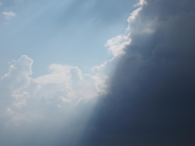 Cielo azul con fondo de nubes