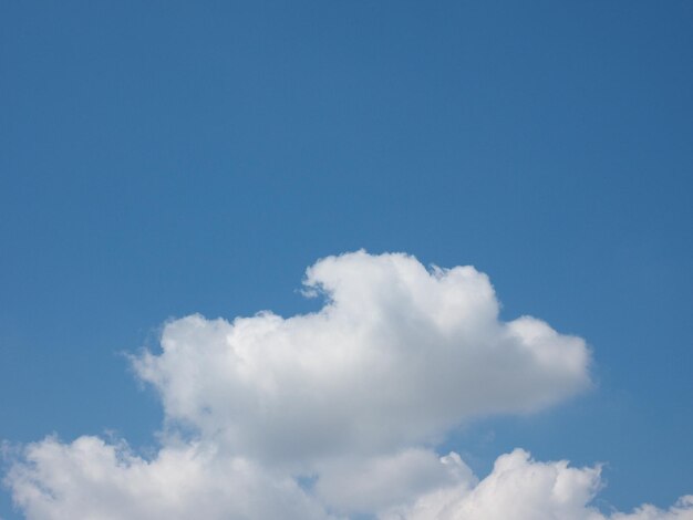 Cielo azul con fondo de nubes