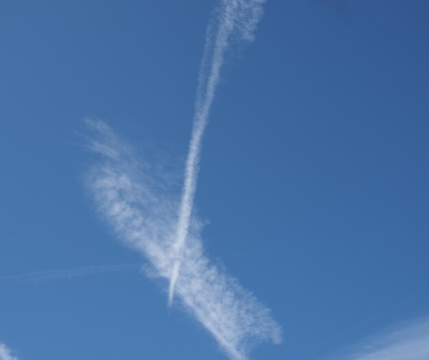 Foto cielo azul con fondo de nubes