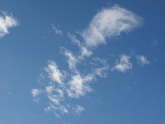 Cielo azul con fondo de nubes