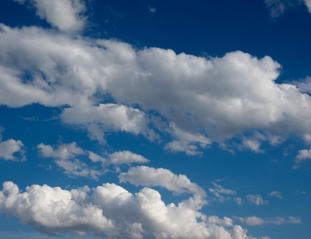 Cielo azul con fondo de nubes