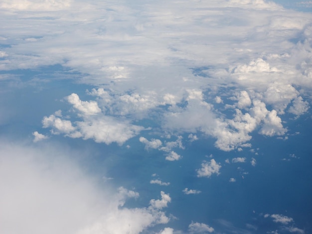 Cielo azul con fondo de nubes