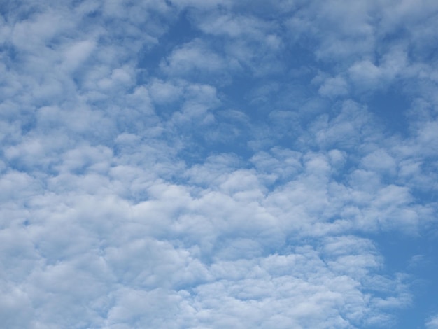 Cielo azul con fondo de nubes