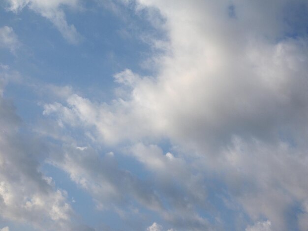 Cielo azul con fondo de nubes