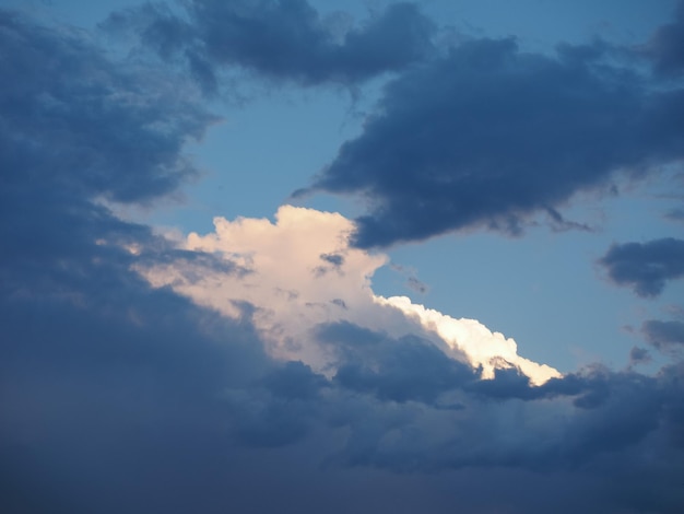 Cielo azul con fondo de nubes