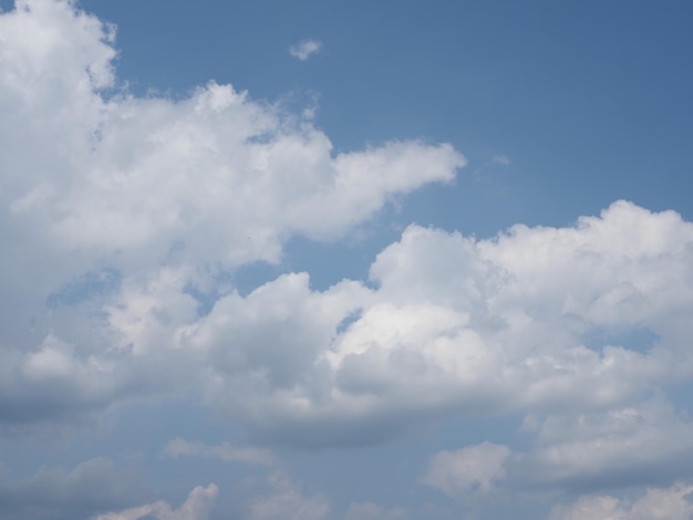 Cielo azul con fondo de nubes