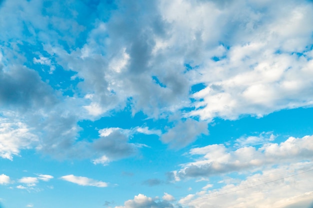 Cielo azul con fondo de nubes