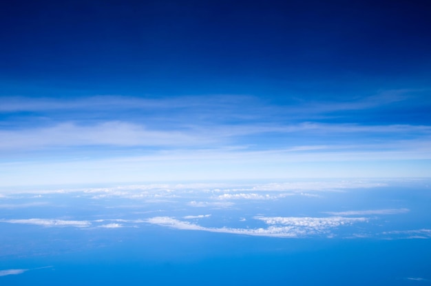 Cielo azul y fondo de nubes