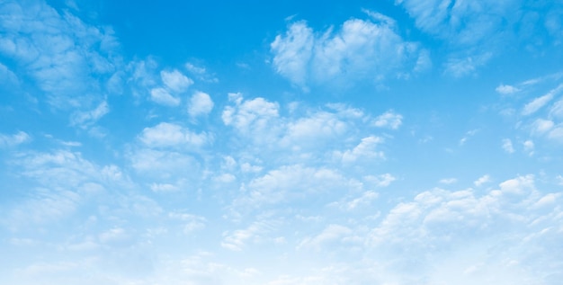 Cielo azul con fondo de paisaje de nubes blancas